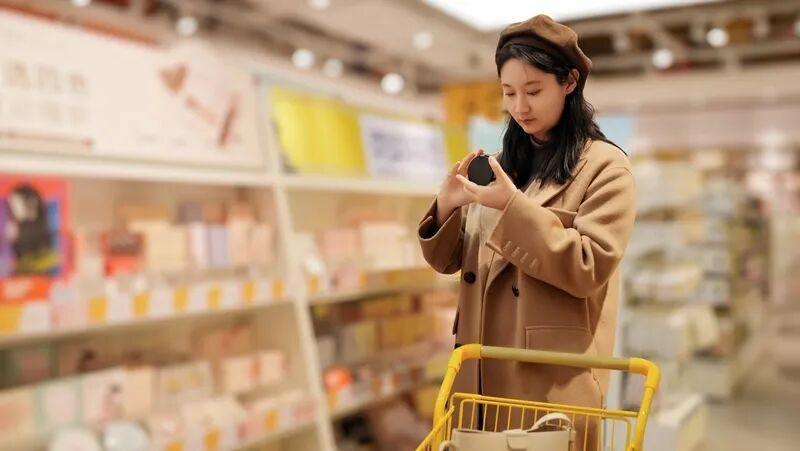商标护城河 周深如何用幽默筑起艺人IP的产业版图